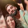 Fan engagée partageant sa passion pour Kendji Girac sur les réseaux sociaux